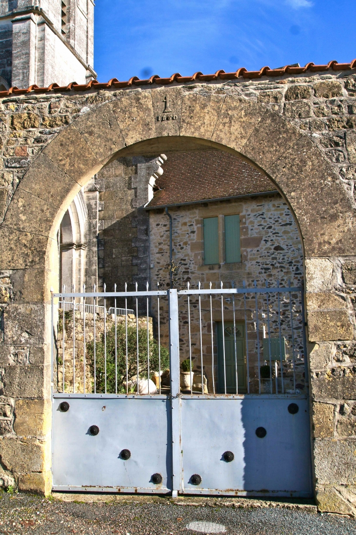 Le portail de l'ancien Presbytère. - Clermont-d'Excideuil