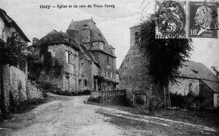 Eglise et un coin du vieux bourg, vers 1910 (carte postale ancienne). - Coly