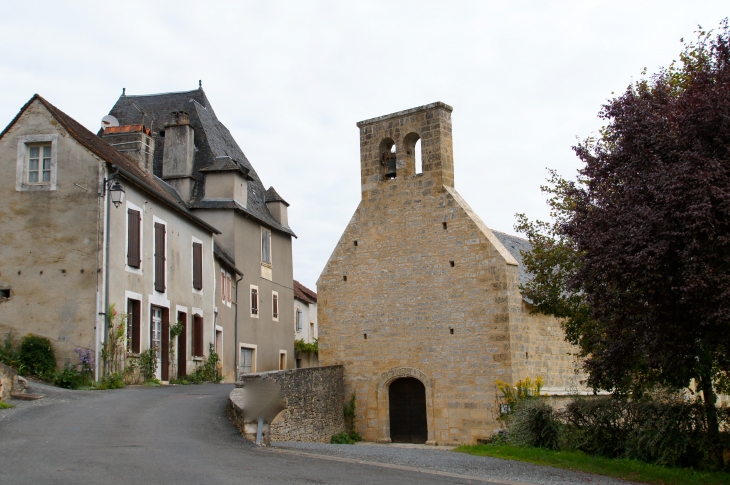 Eglise Romane du XIIe siècle et son clocher-mur de style XIIIe siècle, en 2013. - Coly