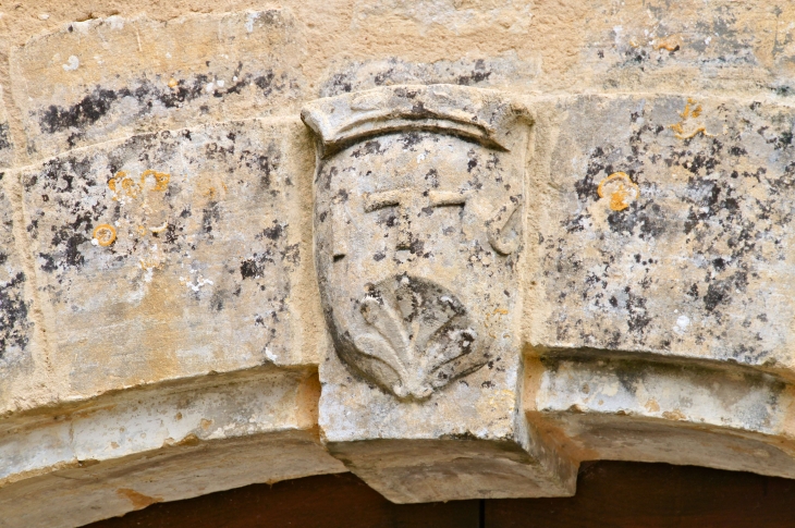 Le linteau sculpté du portail de l'église. - Coly