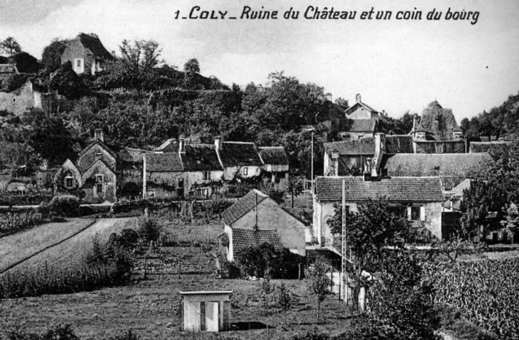 Ruine du château et un coin du bourg, vers 1945 (carte postale ancienne). - Coly