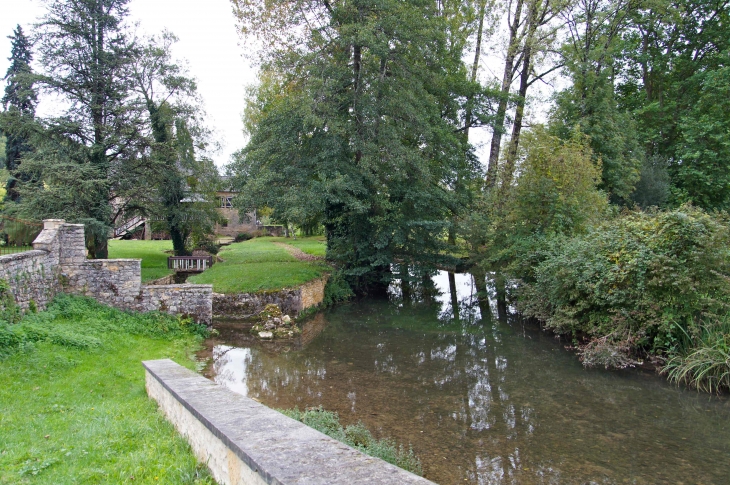 Au loin, ancien moulin sur le Coly.