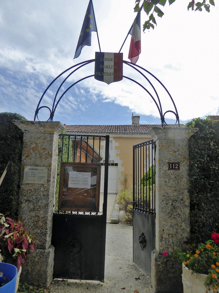 L'entrée de la mairie - Condat-sur-Trincou