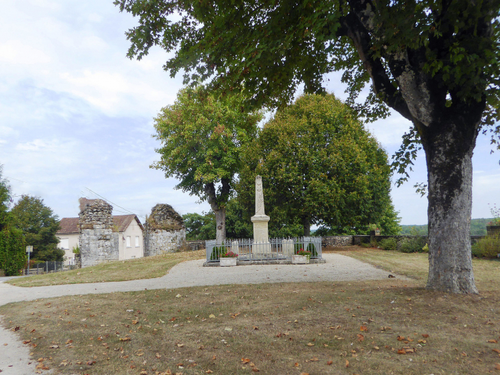 Le monument aux morts - Condat-sur-Trincou