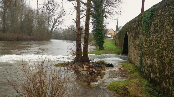 Confluent du Coly et de la Vézère. - Condat-sur-Vézère