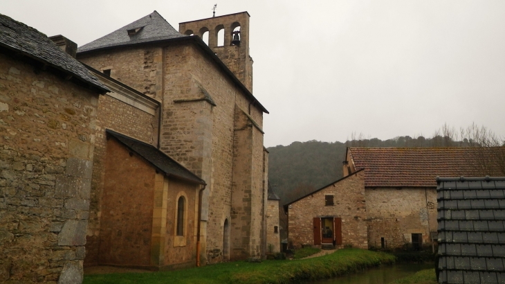 L'église romane (IMH) et son clocher-mur fortifié. - Condat-sur-Vézère