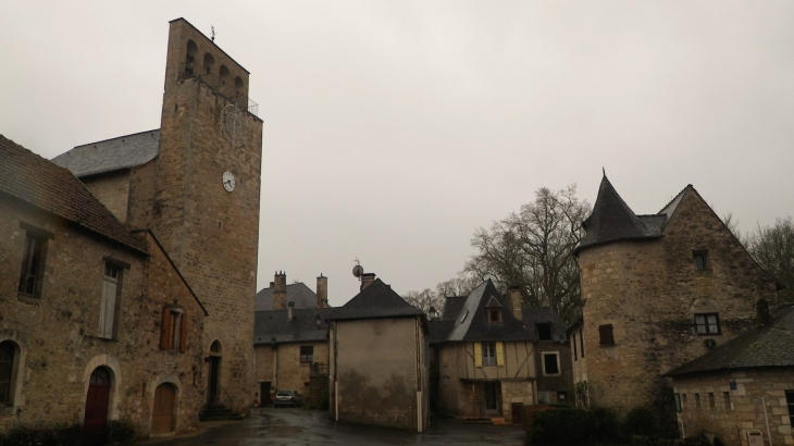 L'église au coeur du vieux bourg. - Condat-sur-Vézère