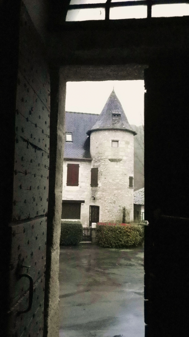 Maison ancienne à tourelle face à l'église. - Condat-sur-Vézère