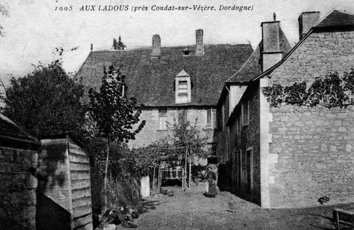 Aux Ladous, vers 1910 (carte postale ancienne). - Condat-sur-Vézère