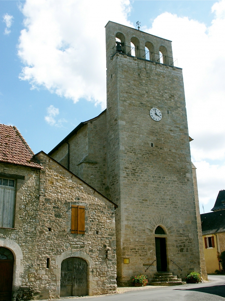 Eglise romane Notre-Dame et Saint-Jean-Baptiste, du XIIIe siècle avec son clocher-peigne fortifiée. - Condat-sur-Vézère