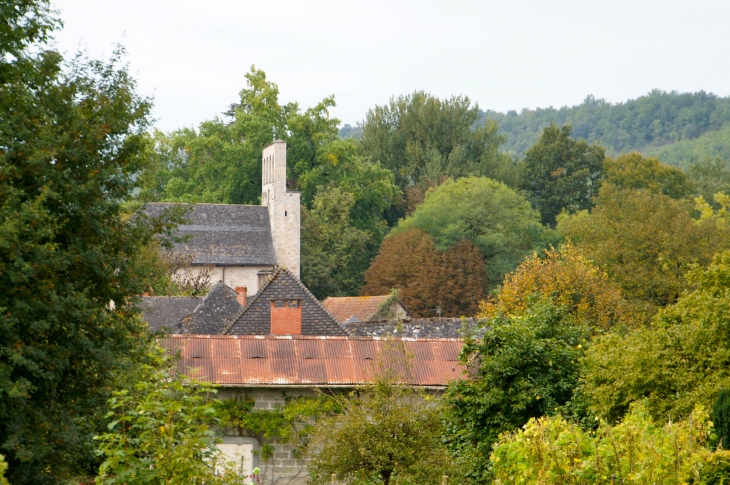 Vue sur le clocher-mur fortifié. - Condat-sur-Vézère