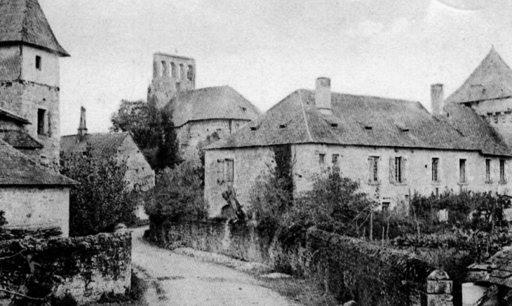 Vue sur la commanderie et l'église, vers 1910 (carte postale ancienne). - Condat-sur-Vézère