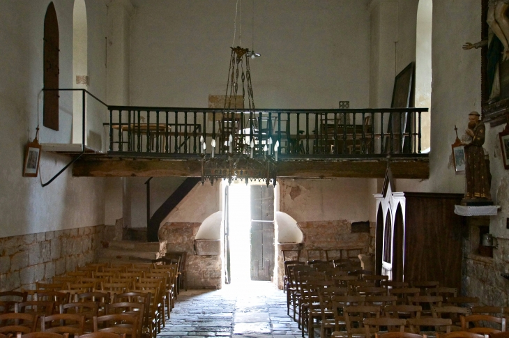 La nef vers le portail et le balcon de l'église. - Condat-sur-Vézère