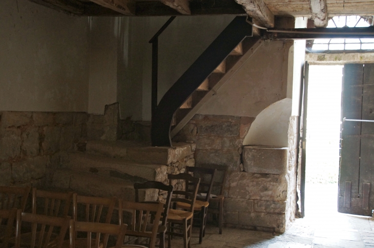 Dans l'église l'escalier qui monte au balcon. - Condat-sur-Vézère