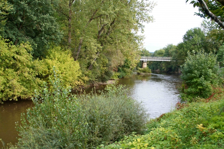 La Vézère. Au fond le pont qui permet d'aller au Lardin. - Condat-sur-Vézère