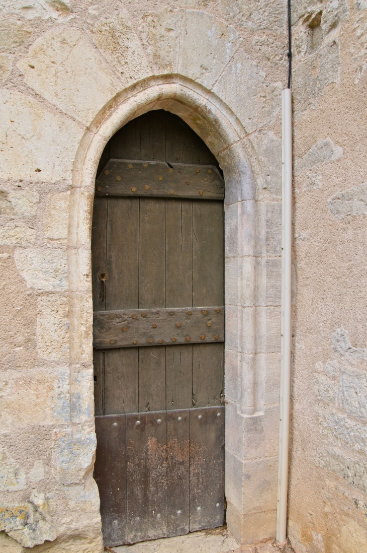 Petite porte de l'église sur sa façade latérale. - Condat-sur-Vézère