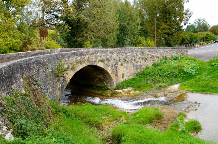 Le pont sur le Coly qui se jette dans la Vézère. - Condat-sur-Vézère