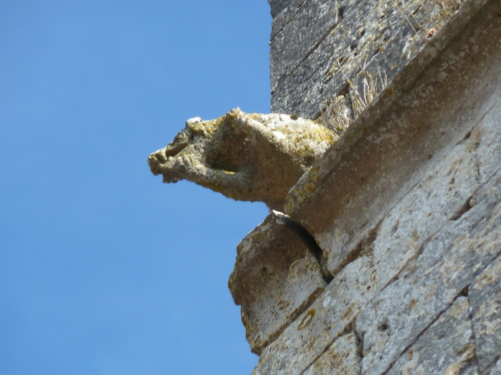 Petite sculture sur le rebord du clocher. - Conne-de-Labarde