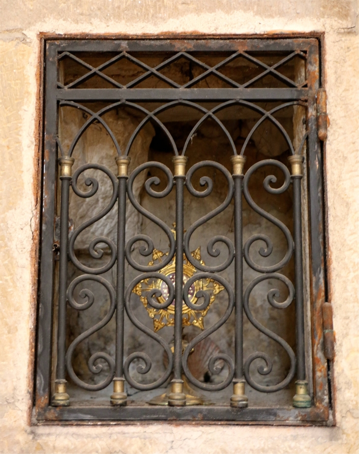 Eglise Saint front : reliquaire au dessus des fonts baptismaux. - Corgnac-sur-l'Isle