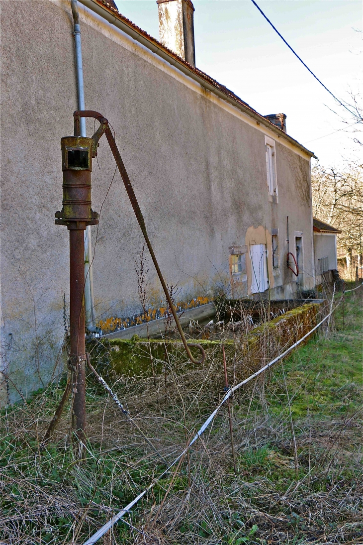 Ancienne pompe et sa réserve d'eau - Coulaures