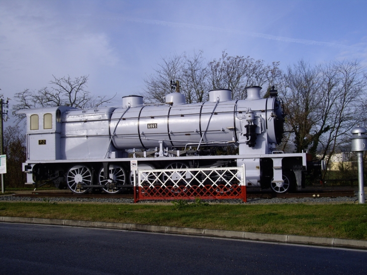 Rond-point de Mériller, à l'entrée de Chamiers, la locomotive à vapeur 