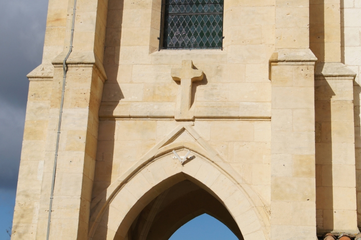 Détail - Porche de l'église - Cours-de-Pile