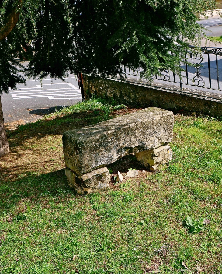 Près de l'église - Cours-de-Pile