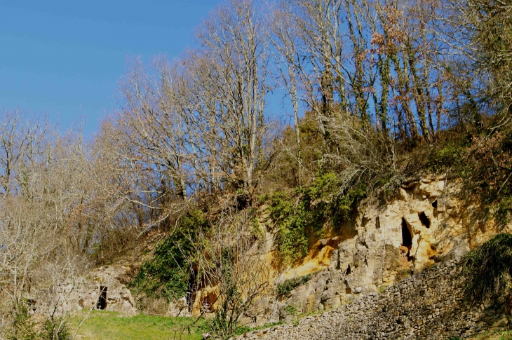 Cavités au dessus de l'église de Bigaroque. - Coux-et-Bigaroque