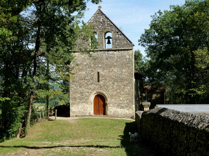 Le clocher-mur de l'église Saint-front de Colubry. Elle domine la Dordogne en haut de la falaise et fait face à la bastide de Lalinde. - Couze-et-Saint-Front