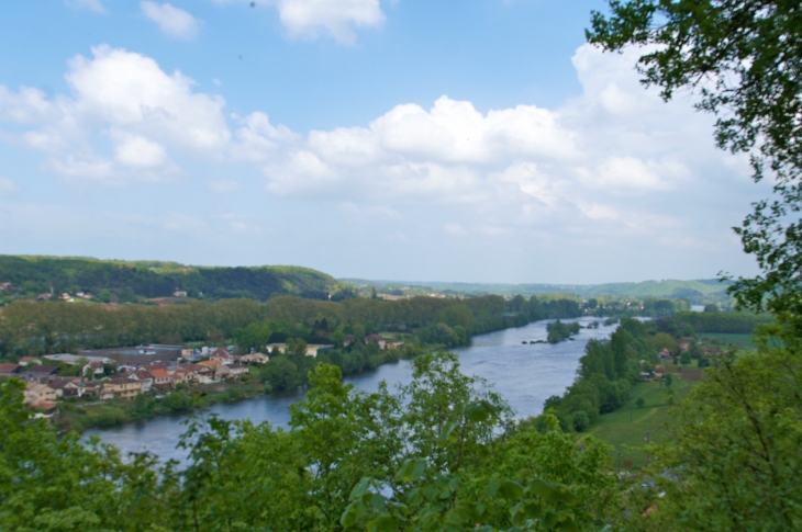 Vue sur la vallée de la Dordogne du haut de la Falaise. - Couze-et-Saint-Front