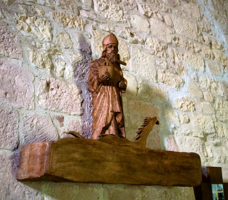 A l'intérieur de l'église saint-Front de Colubri, sculpture en bois de Saint-Front terrassant le dragon. - Couze-et-Saint-Front