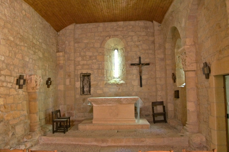 Le choeur avec les deux chapiteaux à droite et à gauche. - Couze-et-Saint-Front