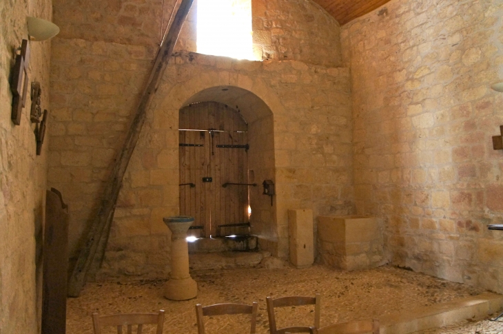 L'intérieur de l'église, vers le portail. - Couze-et-Saint-Front