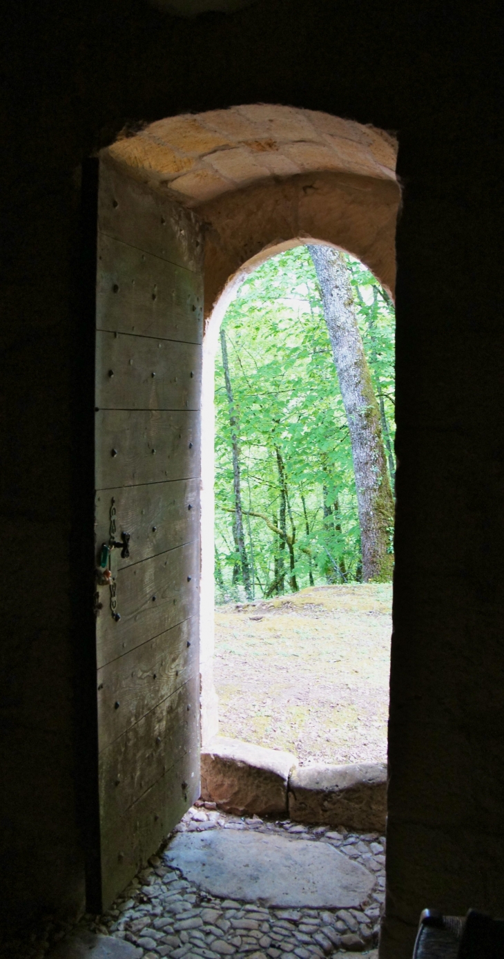 Petite porte latérale sud de l'église Saint-Front de Colubri. - Couze-et-Saint-Front