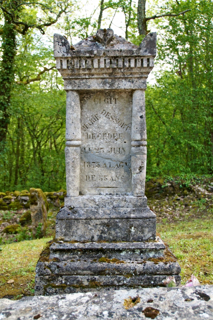 Dans le petit cimetière de l'église Saint-front de Colubri. - Couze-et-Saint-Front