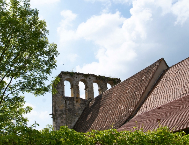 Clocher-mur de l'ancienne église Saint-Pierre. - Couze-et-Saint-Front