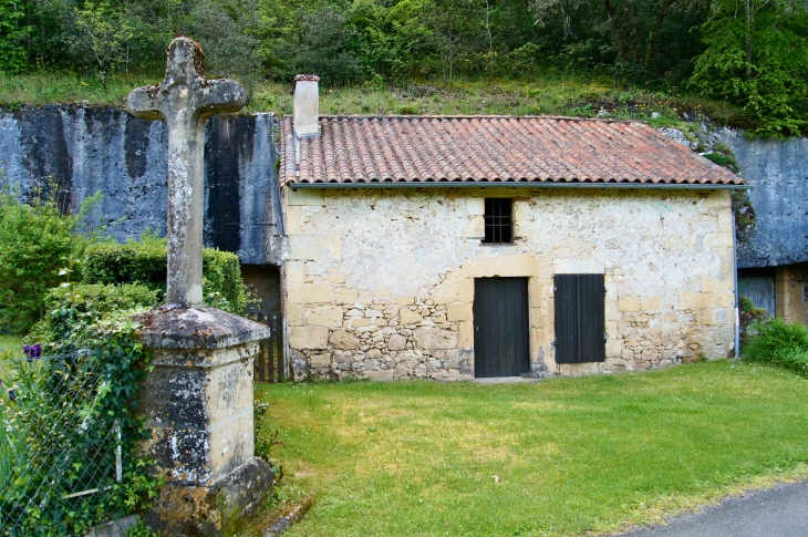 Croix de chemin le long de la Couze. - Couze-et-Saint-Front