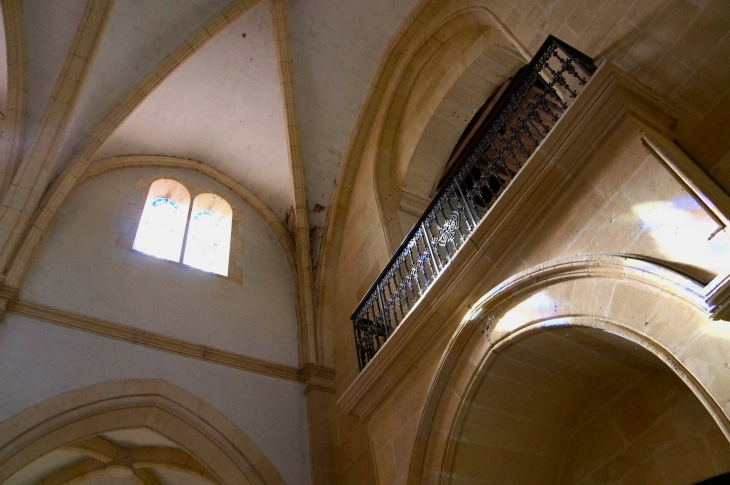 L'intérieur de l'église, vers le clocher. - Couze-et-Saint-Front