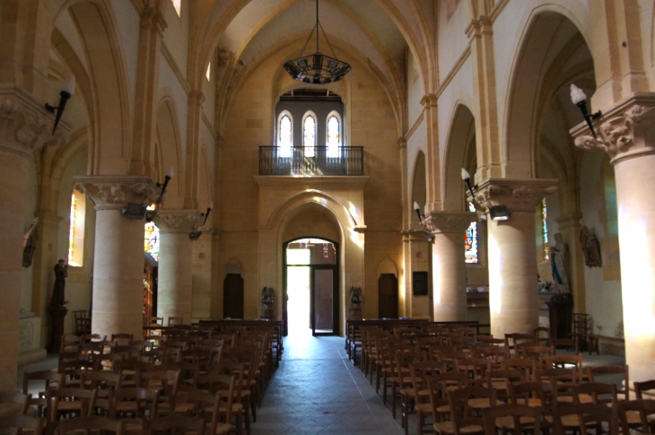 L'intérieur de l'église vers le porche. - Couze-et-Saint-Front