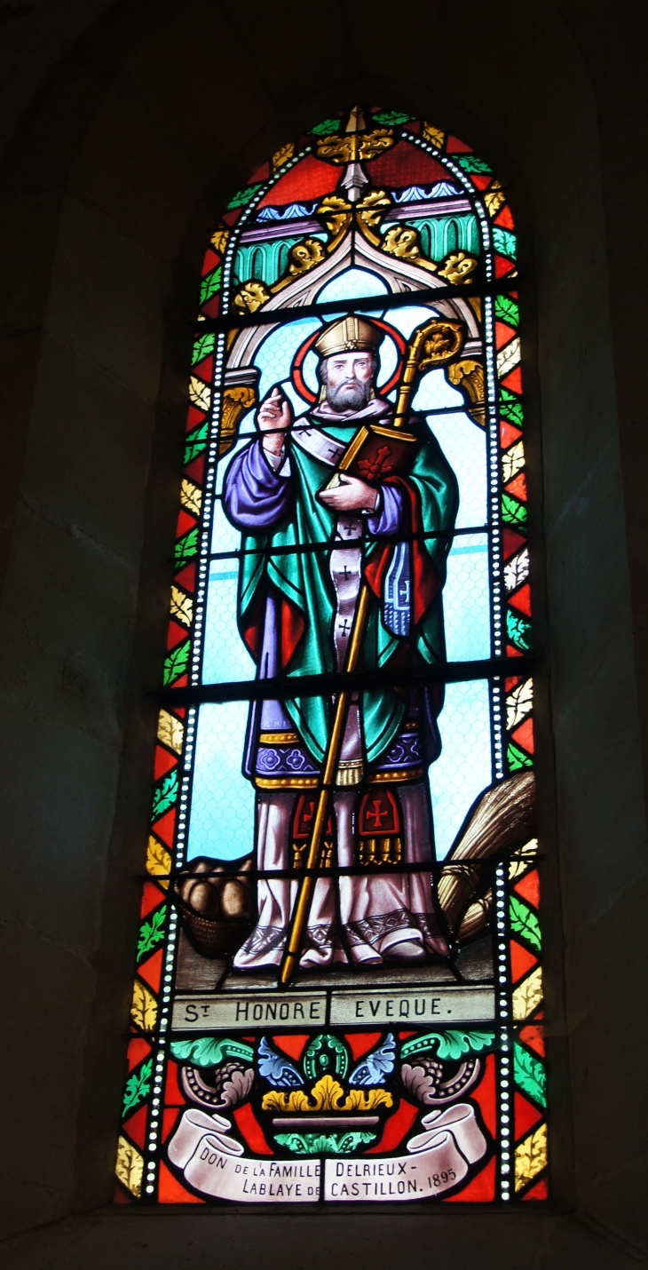 Vitrail de l'église Saint-Etienne de Couze. - Couze-et-Saint-Front