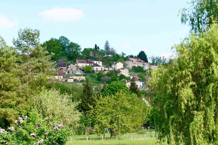 Vue sur le village. - Couze-et-Saint-Front