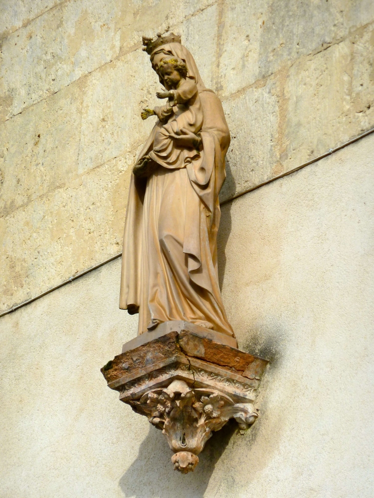 Statue de la Vierge et l'Enfant sur la façade de l'église. - Creysse