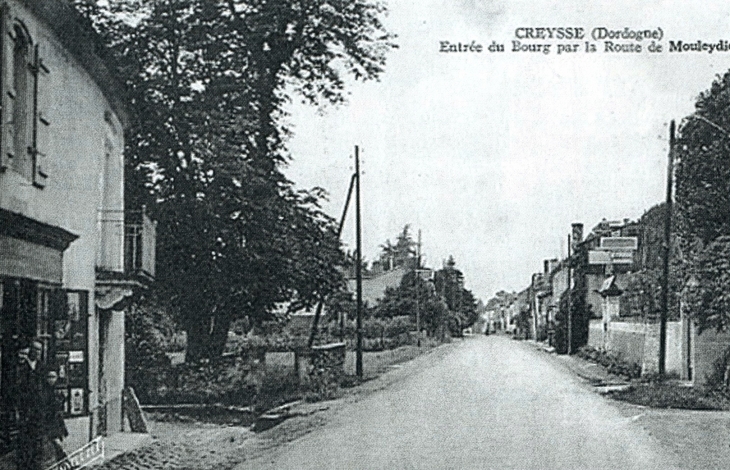 Début XXe siècle, Entrée du bourg par la route de Mouleydier (carte postale ancienne). - Creysse