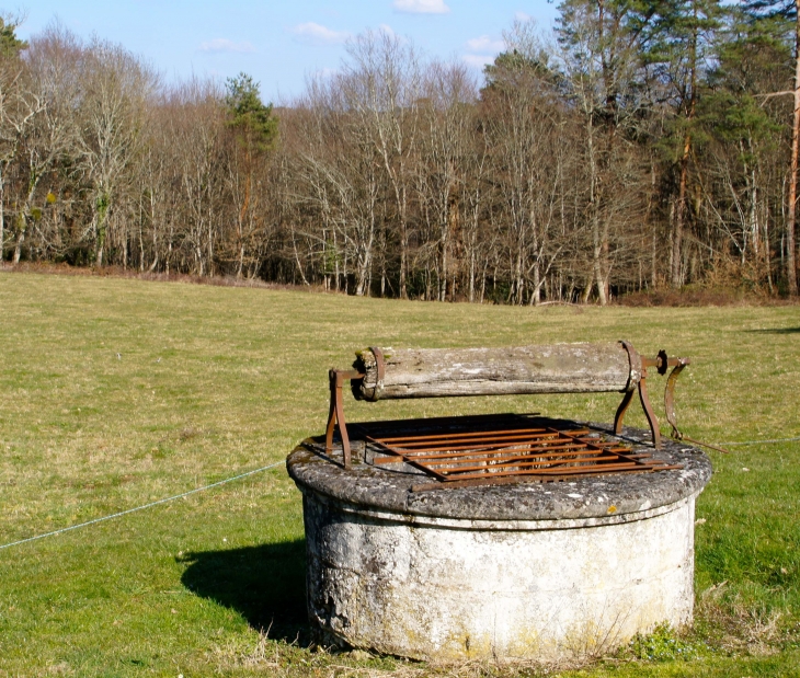 Un ancien puits. - Creyssensac-et-Pissot