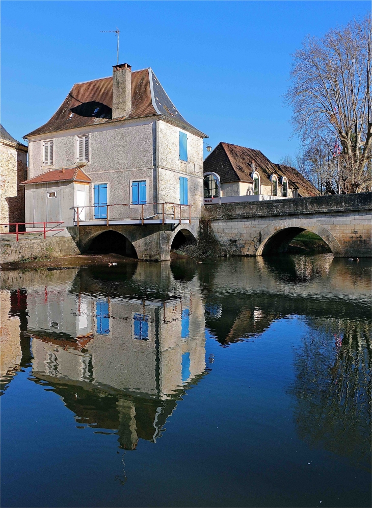 La maison du pont sur l'Auvézère - Cubjac