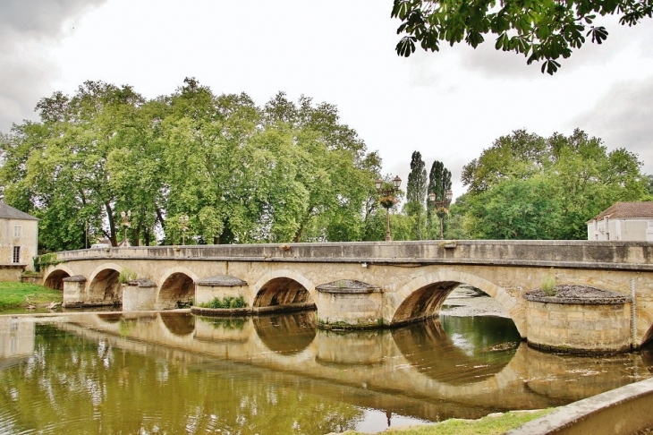 Pont sur L'Auvevère - Cubjac