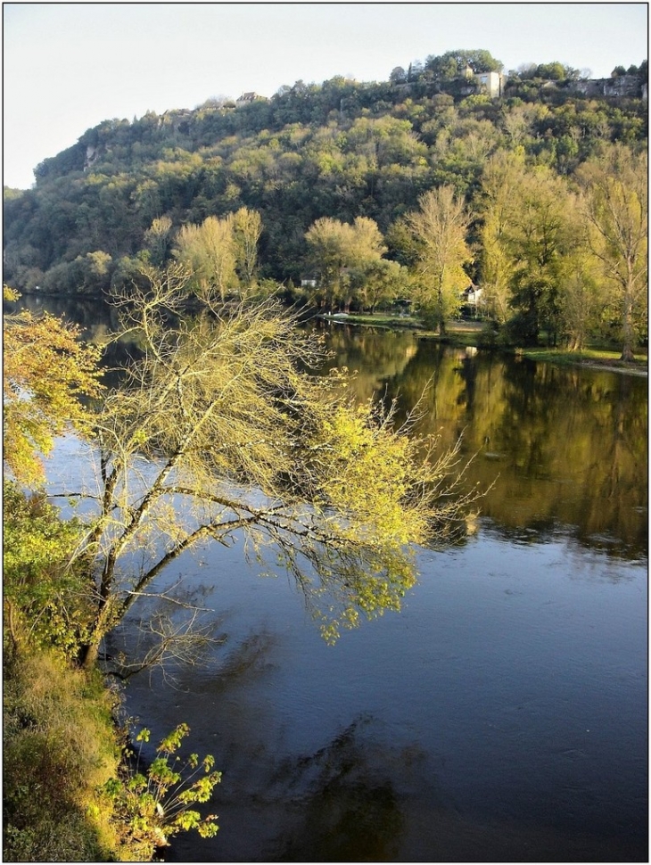 Falaise de Domme et Dordogne depuis la plaine ( à droite, l'ascenseur des grottes)