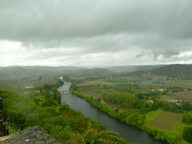 Vue sur la vallée de la Dordogne. - Domme