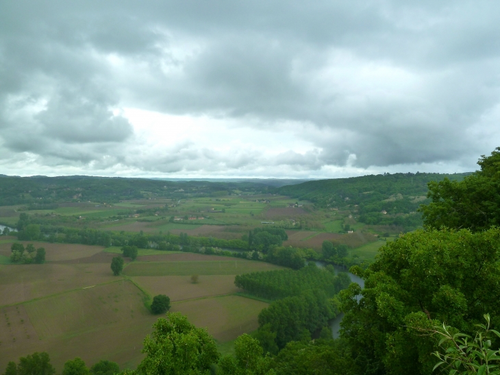 Vue sur la vallée de la Dordogne. - Domme