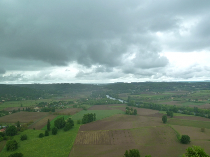 Vue sur la vallée de la Dordogne. - Domme